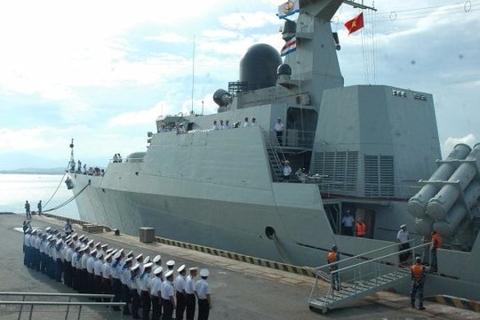 Tàu Đinh Tiên Hoàng tham gia duyệt binh tàu quốc tế tại Singapore