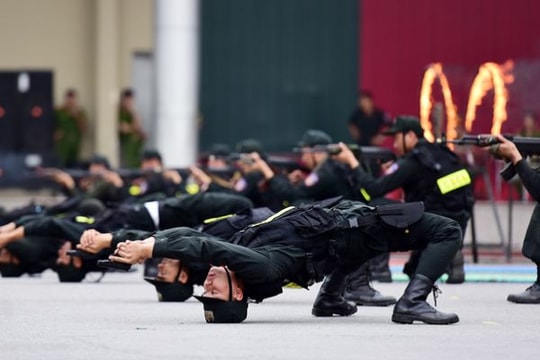 Sinh viên cảnh sát bắn súng, vượt lửa tập trấn áp tội phạm
