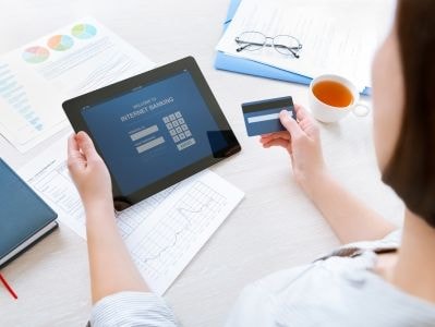 Tăng phí dịch vụ ngân hàng điện tử