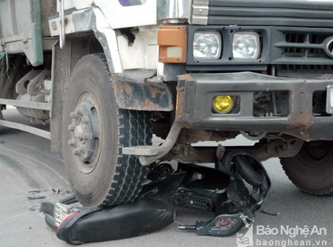 Tạt ngang trước đầu xe tải, bị cán trọng thương