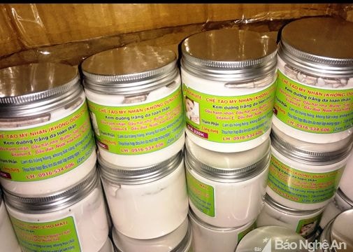 Bắt quả tang xưởng sản xuất 'mỹ phẩm cao cấp' bằng chất lạ