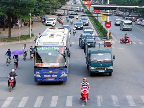 Xe trái tuyến nghênh ngang vào thành phố Vinh