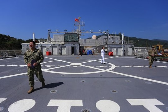 Mục sở thị tàu vận tải cao tốc của hải quân Mỹ cập cảng Đà Nẵng