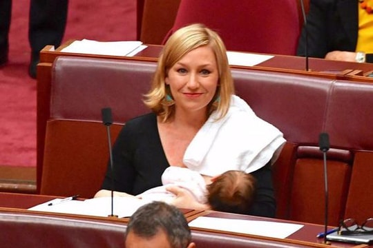 Nữ nghị sĩ Australia cho con bú ngay tại phòng họp quốc hội