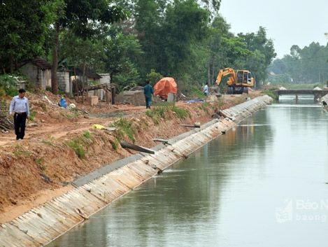 Người dân vô tư xả thải vào kênh thủy lợi lớn bậc nhất Nghệ An