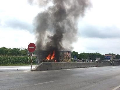 Xe tang chở người chết đi hỏa thiêu bốc cháy dữ dội