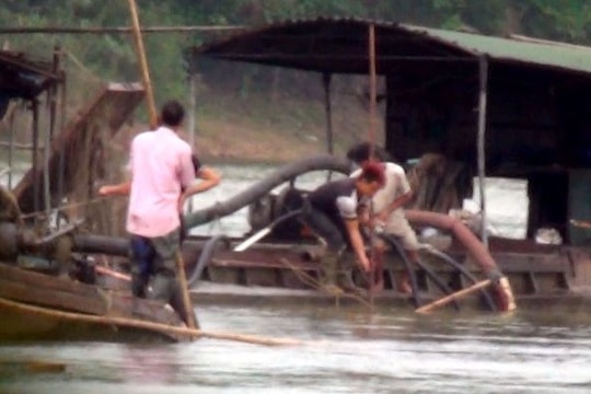Liên tiếp bắt giữ nhiều tàu hút cát, sạn trái phép trên sông Lam