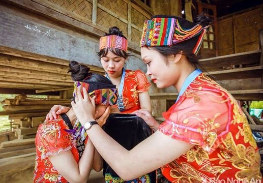 Bộ ảnh kỷ yếu phê phán tục 'Bắt vợ' của học trò vùng cao Nghệ An