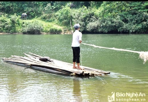 Cậu học sinh hàng ngày vượt sông bằng bè nứa đến lớp
