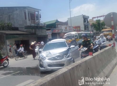 Xe tập lái húc văng xe 4 chỗ, giao thông tắc nghẽn