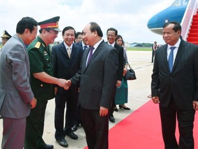 Thủ tướng đến Phnom Penh dự Diễn đàn Kinh tế thế giới về ASEAN