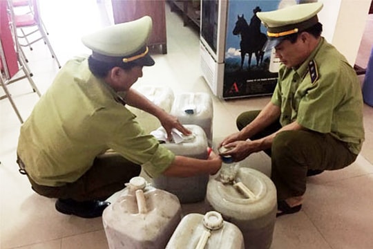 Phát hiện và tiêu hủy 650 lít rượu không rõ nguồn gốc