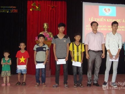 TX.Thái Hòa: Trao 144 triệu đồng cho người khuyết tật và trẻ mô côi
