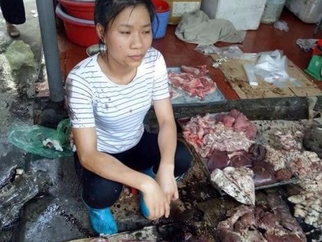 Xác minh hai người phụ nữ đổ chất thải lên thịt heo