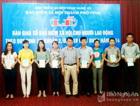 TP Vinh: Bàn giao sổ bảo hiểm cho 40 lao động