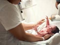 Gian lận thẻ BHYT, giấy chứng sinh của con mang tên mẹ khác