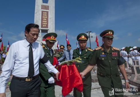Trang trọng lễ an táng liệt sỹ và chuyên gia Việt Nam hy sinh ở Lào