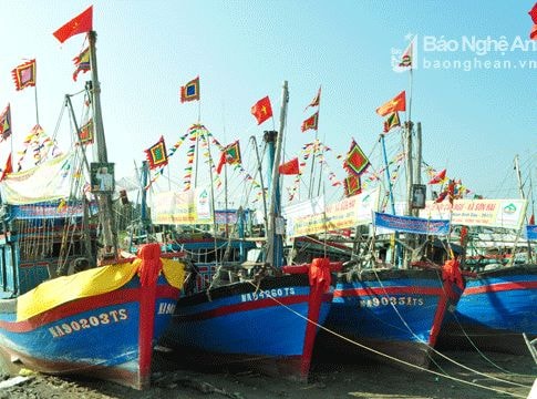 Trao áo phao và cờ Tổ quốc cho ngư dân Quỳnh Lưu