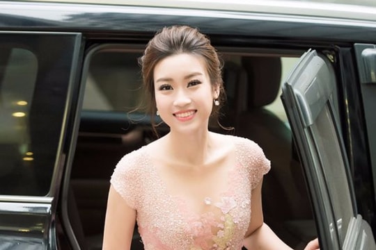 Hoa hậu Mỹ Linh ngồi xe sang đi họp báo