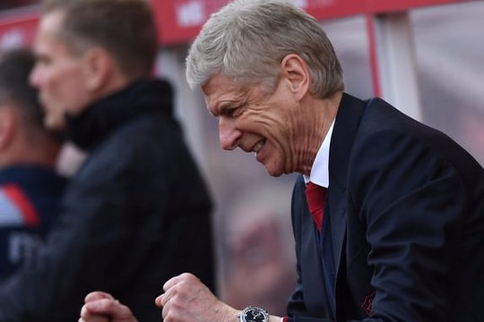 Wenger phớt lờ những chỉ trích của CĐV Arsenal