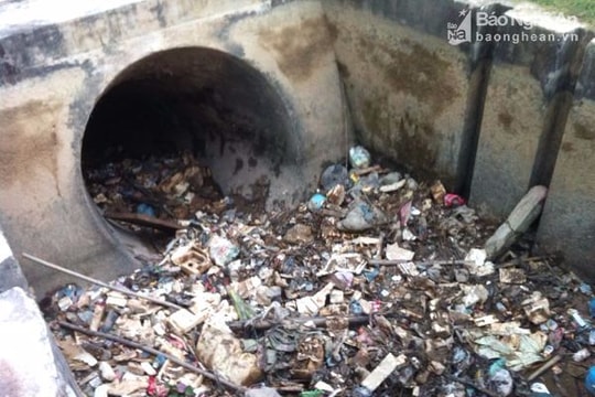 Nghệ An: Báo động ô nhiễm nhiều kênh mương do rác, chất thải