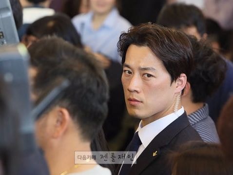 Phát cuồng với chàng cận vệ đẹp trai của Tổng thống Hàn Quốc