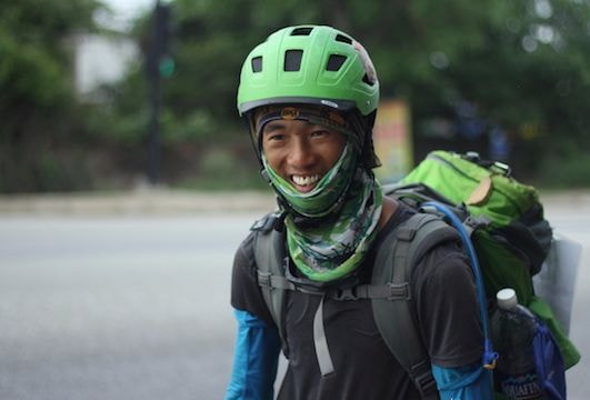 Phượt thủ Singapore đi xuyên Việt bằng ván trượt đã đến Nghệ An