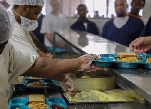 Đầu bếp nhà tù bị sa thải vì quan hệ với phạm nhân