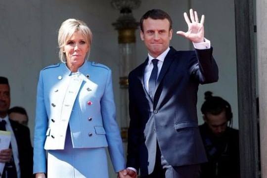 Phu nhân Tổng thống Pháp mặc đồ 'đi mượn' trong lễ nhậm chức của chồng