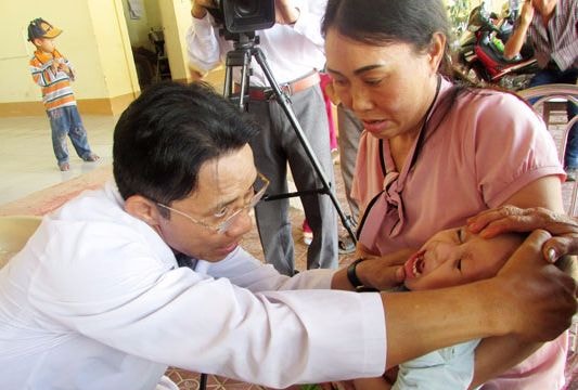 Gần 1.000 trẻ em được khám sàng lọc bệnh tim và khuyết tật vận động