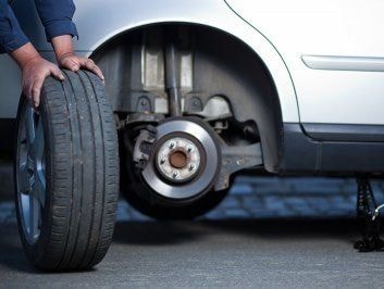 Nguyên nhân và cách xử lý xe ô tô bị nổ lốp