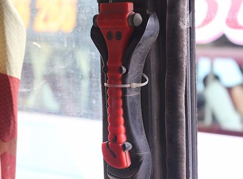 Búa thoát hiểm trên xe khách: Chỉ để đối phó?