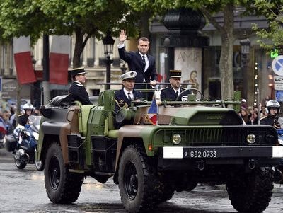 Macron là tổng thống Pháp đầu tiên chưa từng qua quân ngũ