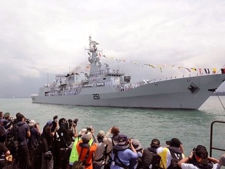 Tàu Đinh Tiên Hoàng sánh ngang LCS Mỹ trong duyệt binh