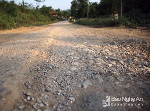 Quế Phong: Đường hơn 50 tỷ xuống cấp sẽ phải bàn giao trong quý II năm 2017