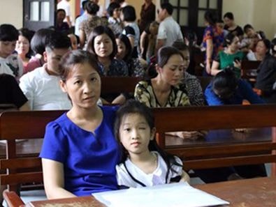 Bé gái bị ném hỏng mắt, nhà trường phải bồi thường hơn 100 triệu đồng