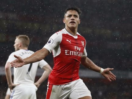 Sanchez lập cú đúp, Arsenal cách top 4 một điểm trước vòng cuối