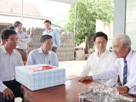 Chăm lo bồi dưỡng chính trị, đạo đức và bản lĩnh cách mạng cho cán bộ, đảng viên