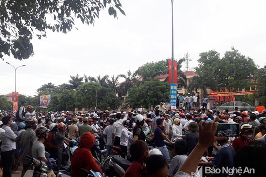 Những kẻ 'thương vay khóc mướn'