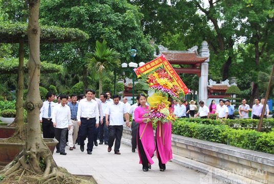 Lãnh đạo tỉnh dâng hoa, dâng hương mừng sinh nhật Bác