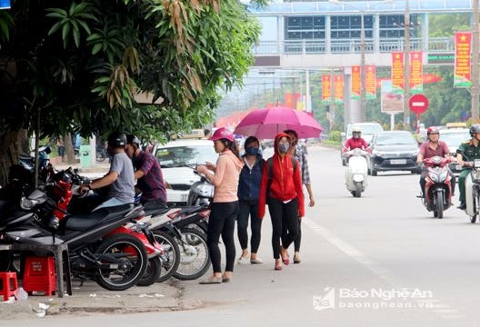 Giải tỏa vỉa hè, người đi bộ thành Vinh vẫn bị đẩy xuống lòng đường