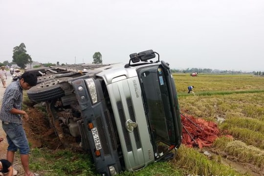 Tránh xe ngược chiều, xe tải lật xuống ruộng