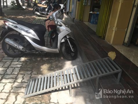 TP Vinh: Nhiều loại bậc tam cấp di động còn chiếm vỉa hè