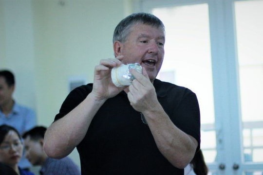 Tiến sĩ Úc chỉ cách dạy học sinh trải nghiệm sáng tạo