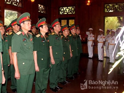 Quân khu 4 dâng hương kỷ niệm ngày sinh Chủ tịch Hồ Chí Minh