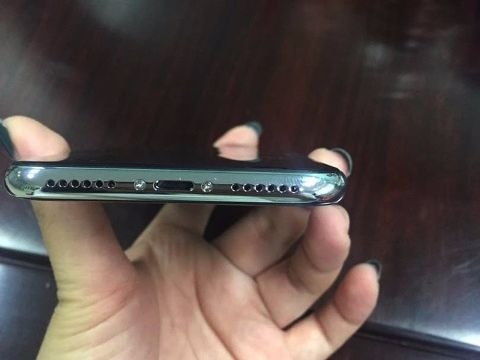 iPhone 8 lần đầu lộ thiết kế ngoài đời thực