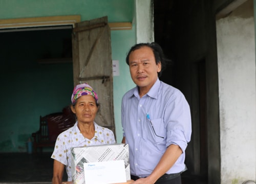 Bạn đọc báo Nghệ An trao quà cho cụ bà nuôi con tâm thần, cháu bại não