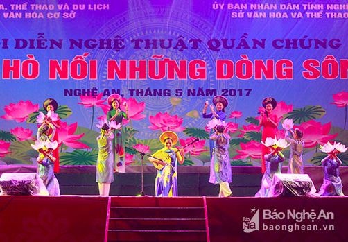 Hàng trăm khán giả đội mưa xem chương trình nghệ thuật dành tặng Bác