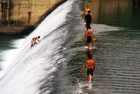 Cần nhân rộng mô hình bể bơi trong nhà trường