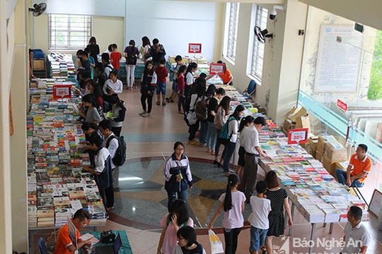 Hàng nghìn người dân tham gia Hội sách thành Vinh 2017